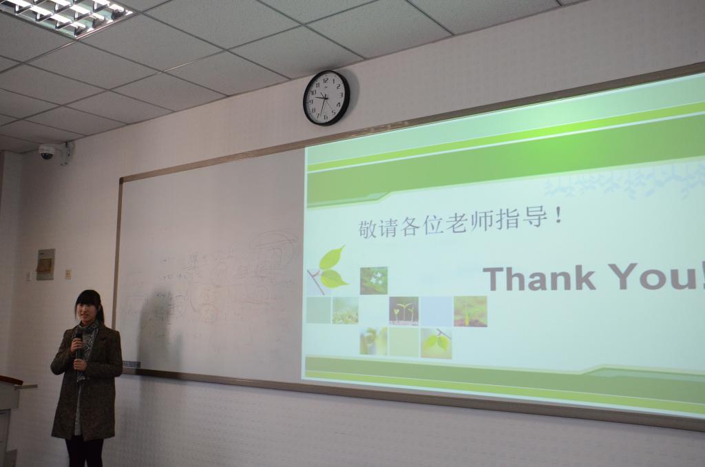 学生正在答辩