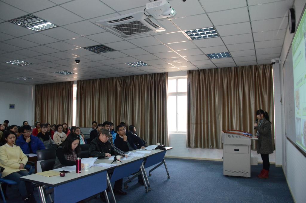 结题会现场,学生进行PPT演示