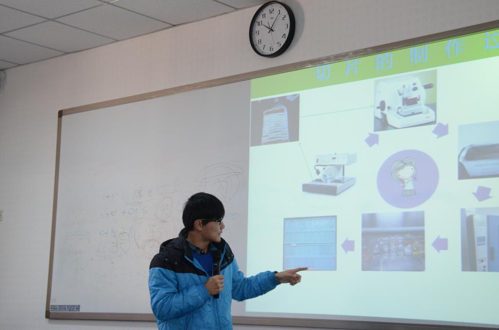 学生在认真演示项目开展过程